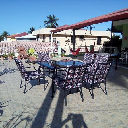 The Red Hut Inn Belize City Extérieur photo