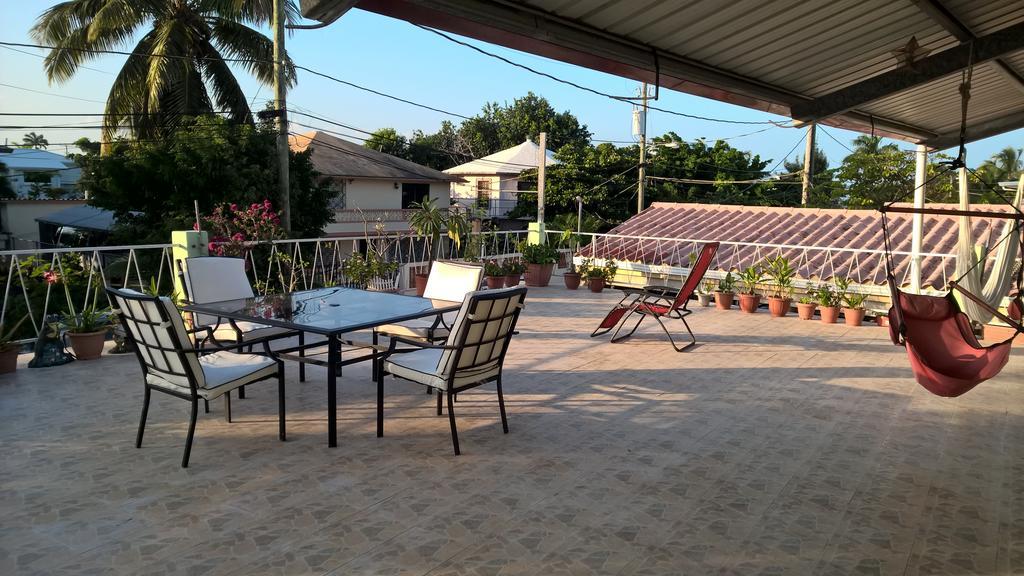 The Red Hut Inn Belize City Chambre photo