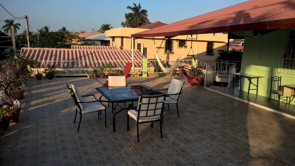 The Red Hut Inn Belize City Chambre photo