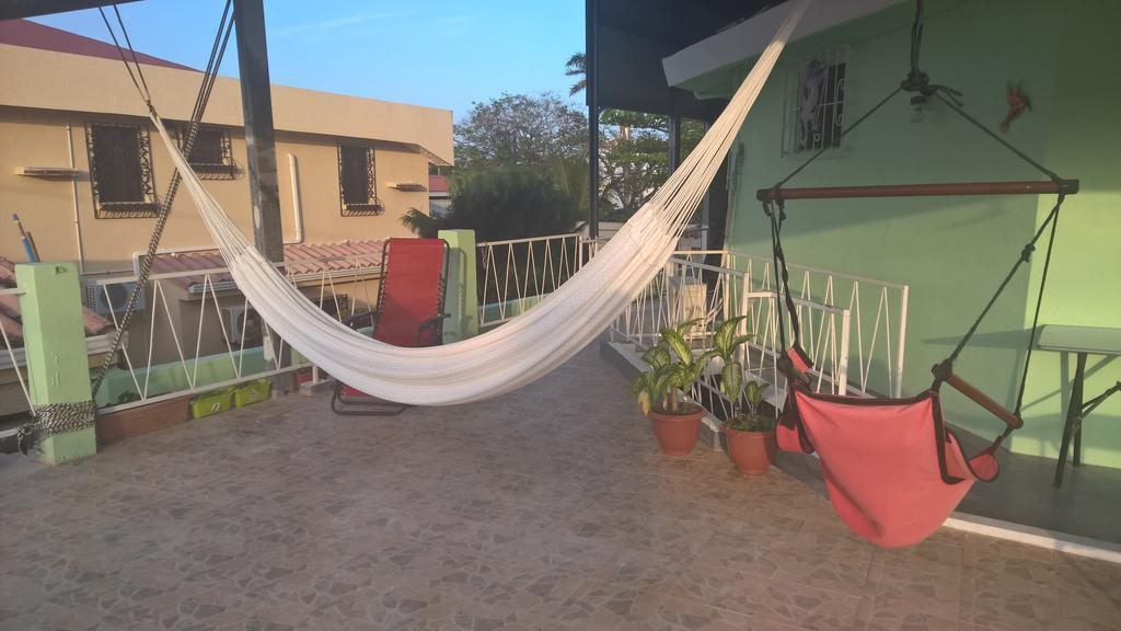 The Red Hut Inn Belize City Extérieur photo
