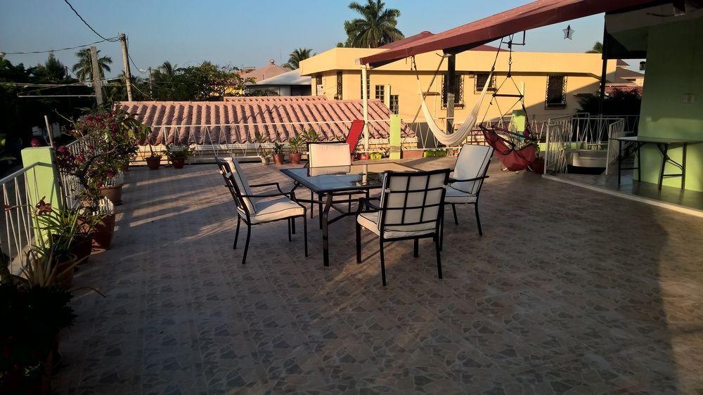 The Red Hut Inn Belize City Extérieur photo
