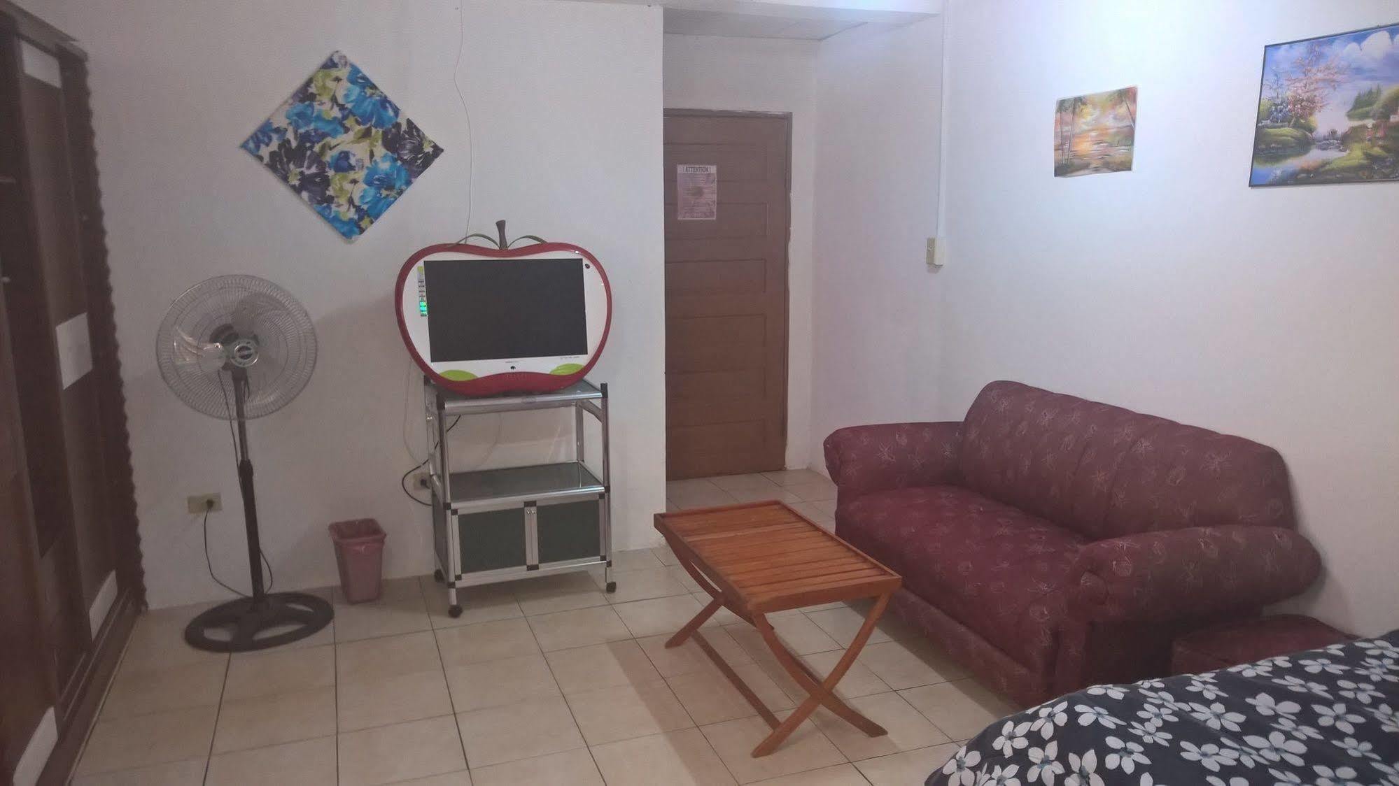 The Red Hut Inn Belize City Extérieur photo