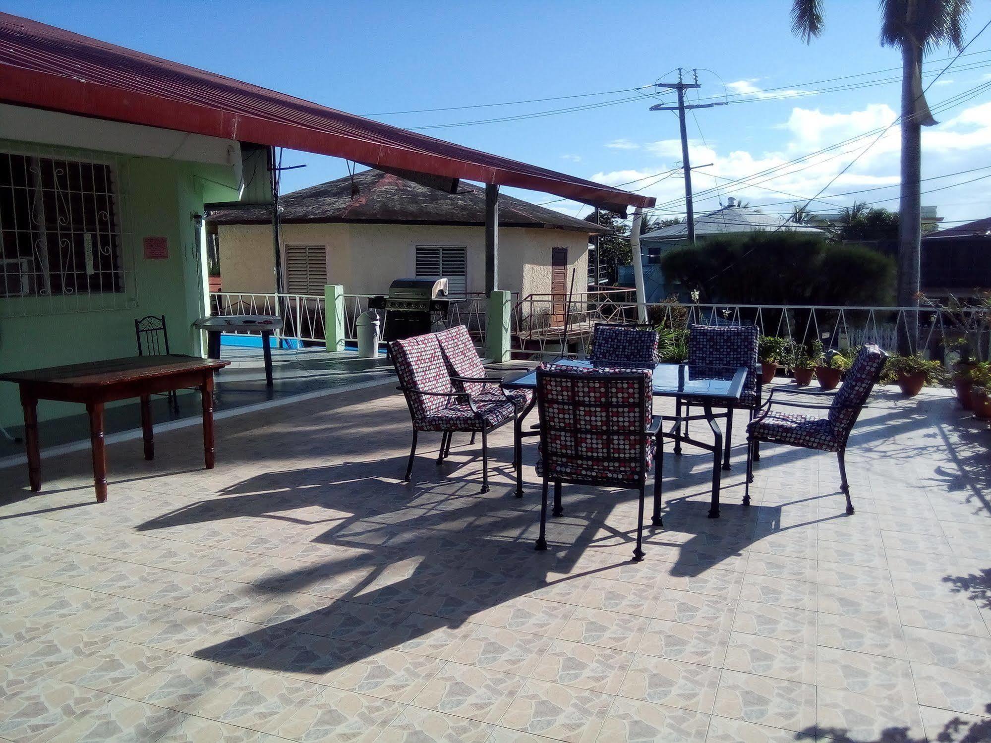 The Red Hut Inn Belize City Extérieur photo