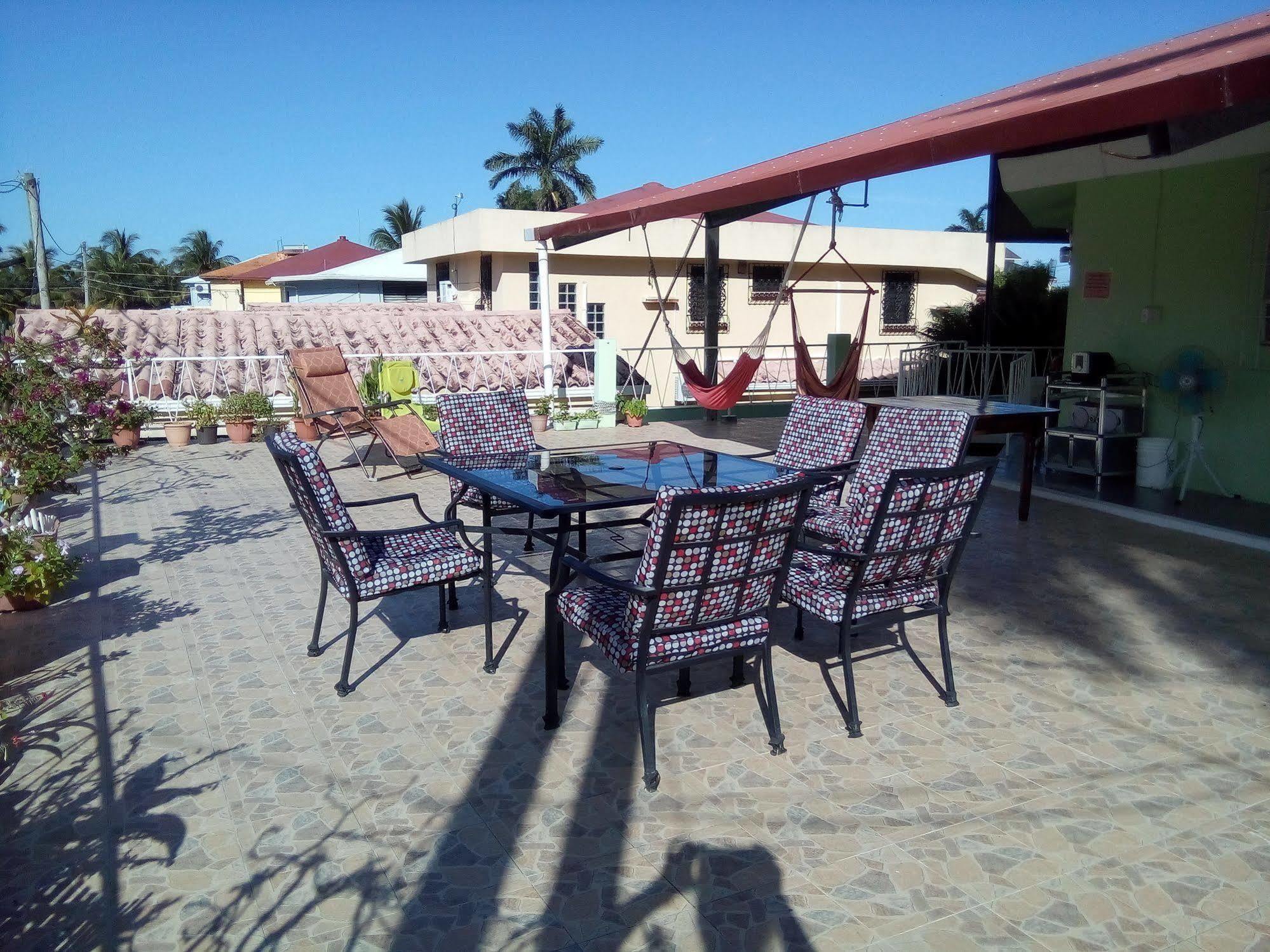 The Red Hut Inn Belize City Extérieur photo