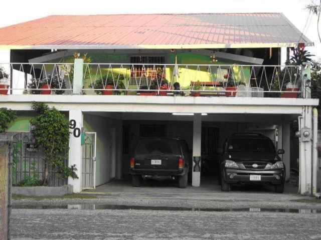 The Red Hut Inn Belize City Extérieur photo