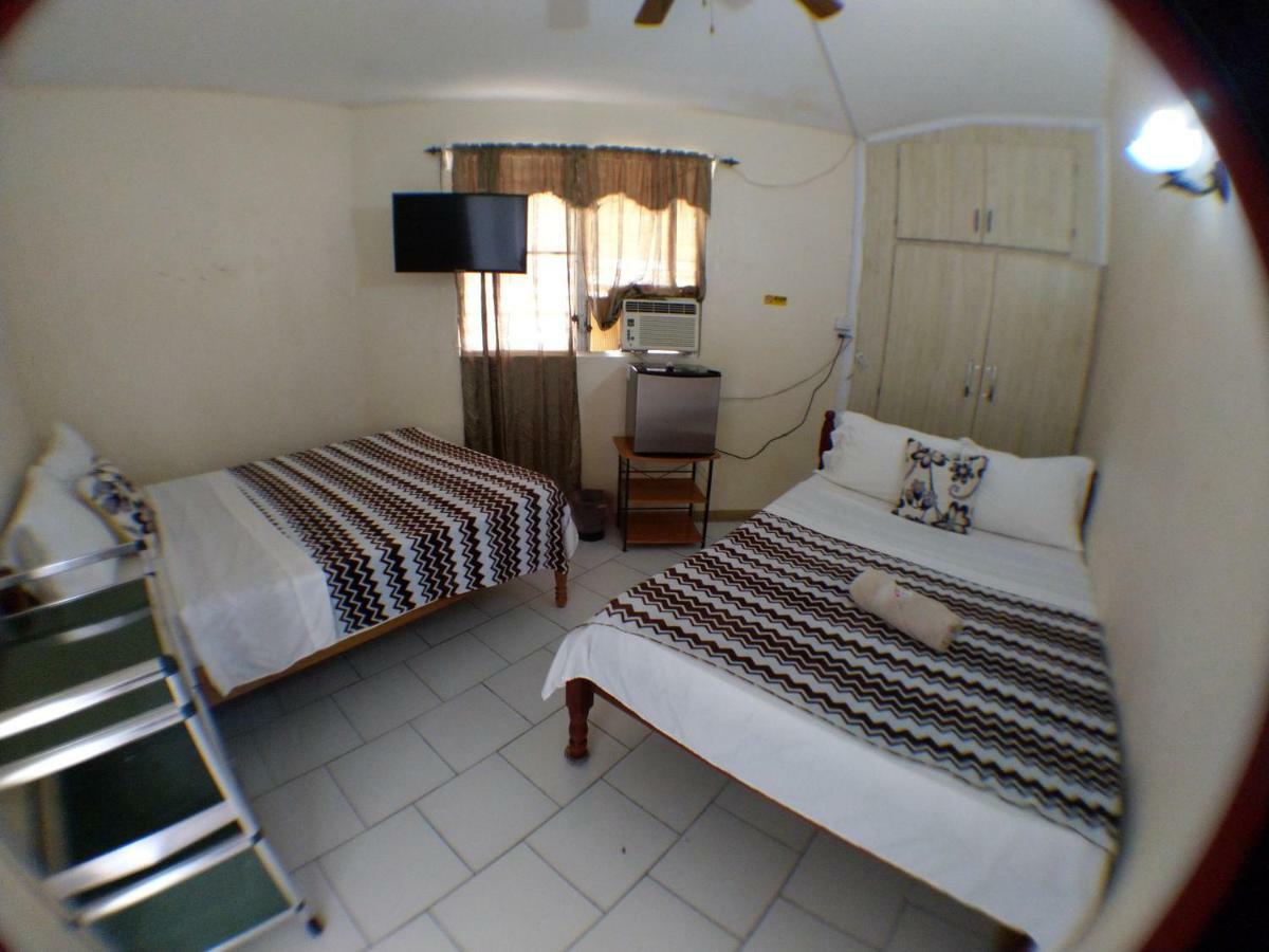 The Red Hut Inn Belize City Extérieur photo