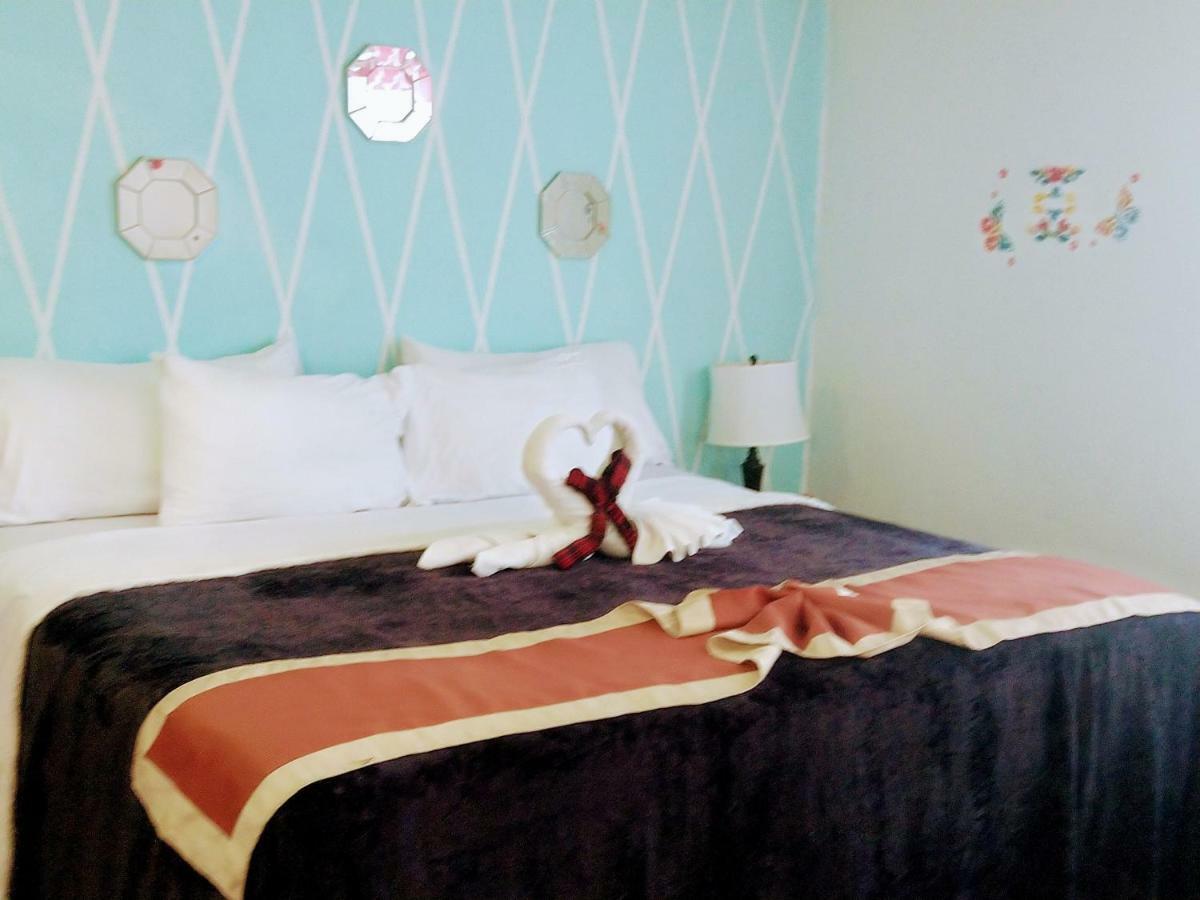The Red Hut Inn Belize City Extérieur photo