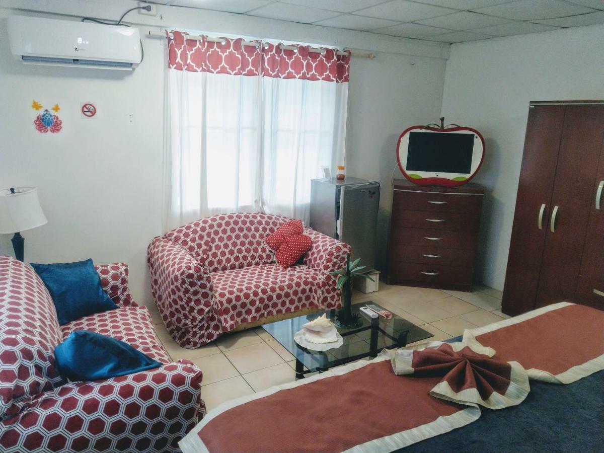 The Red Hut Inn Belize City Extérieur photo