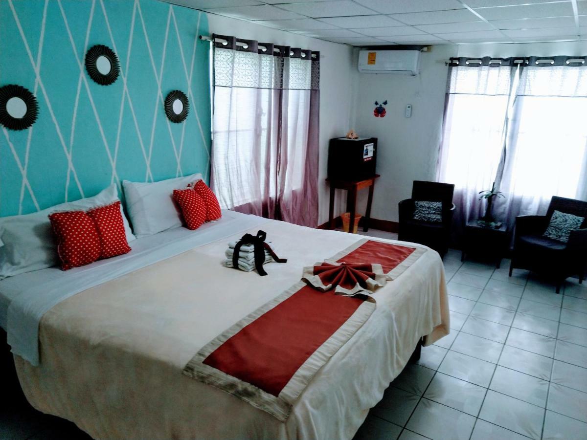 The Red Hut Inn Belize City Extérieur photo