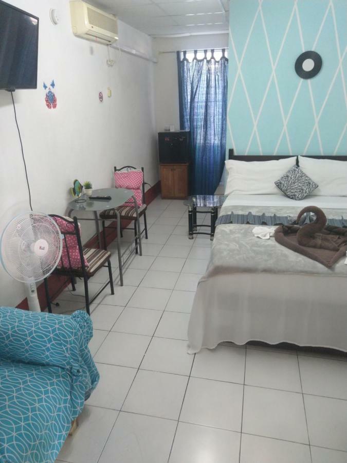 The Red Hut Inn Belize City Extérieur photo