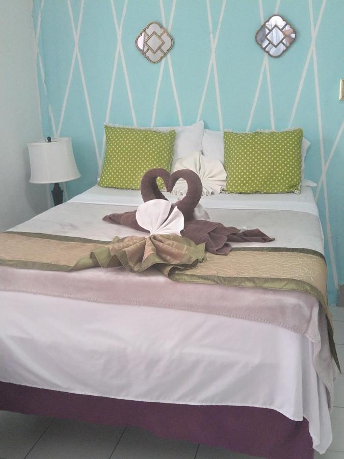 The Red Hut Inn Belize City Extérieur photo