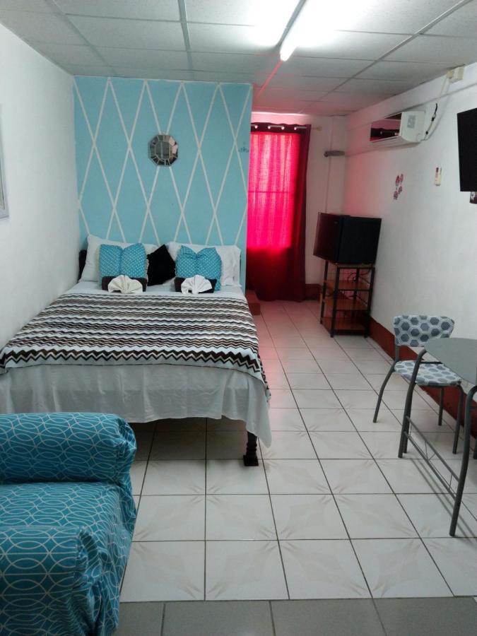 The Red Hut Inn Belize City Extérieur photo